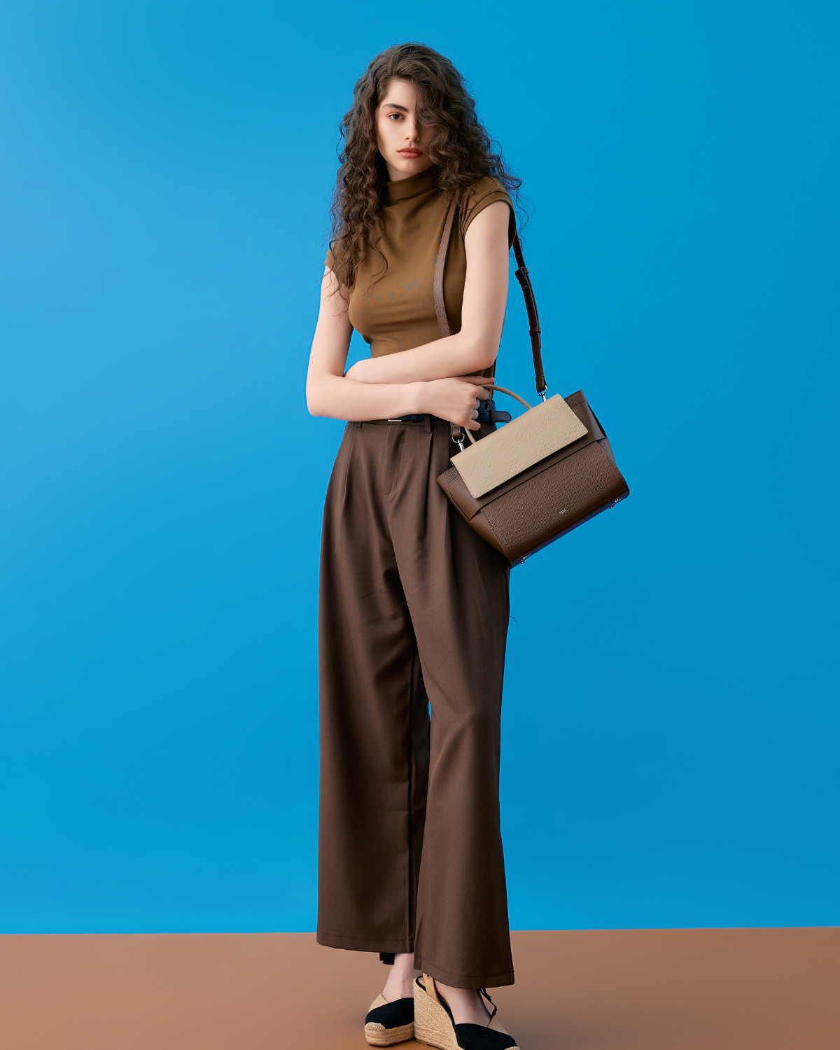 กระเป๋าถือหนังแท้ VERA Margo Leather Handbag, Size 24 สี Perfect Mocha Mousse